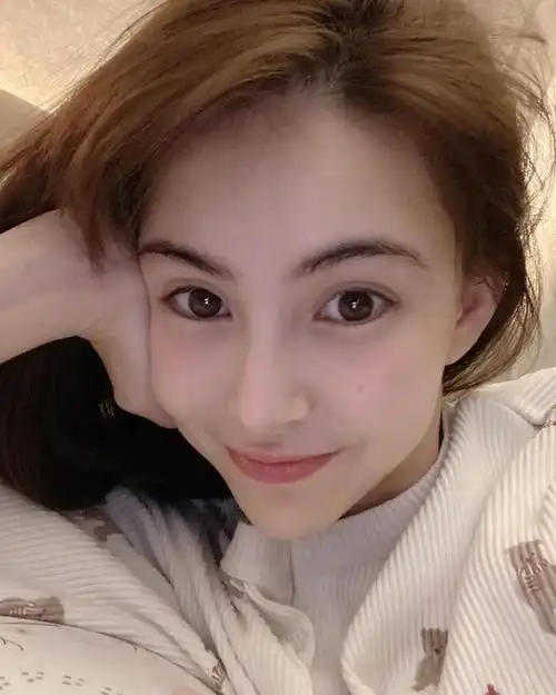 昆凌晒自拍分享追剧清单不忘为周杰伦宣传新综艺