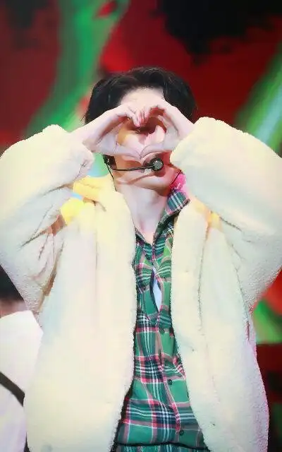 张艺兴 大航海演唱会兴兴比心 cr 微博 lucky