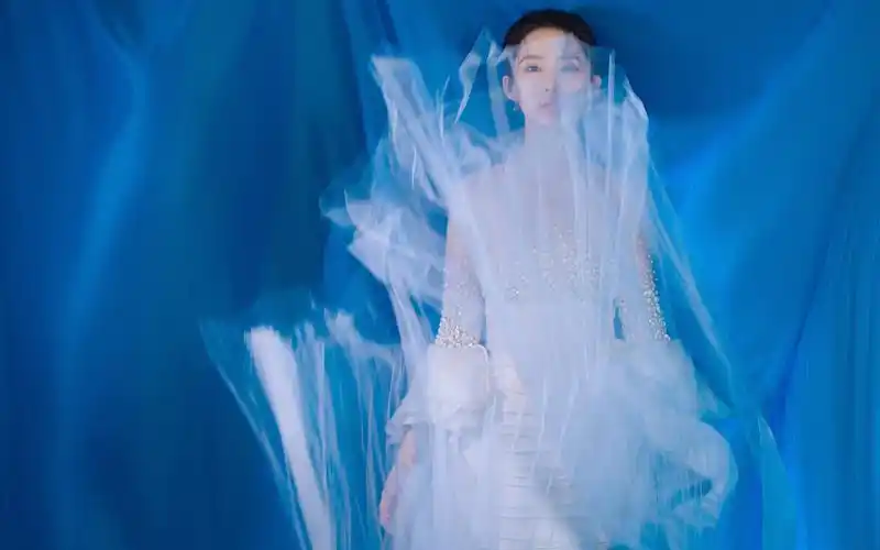 李沁仙气纱裙高清桌面壁纸