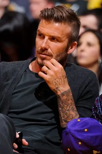 组图:小贝携子助威湖人 "佐罗"现身斯台普斯