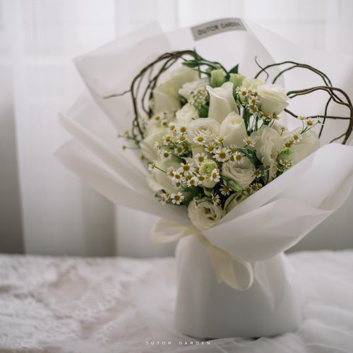 进口白玫瑰爱情形状心形玫瑰玫瑰花花束西安鲜花鲜花速递同城