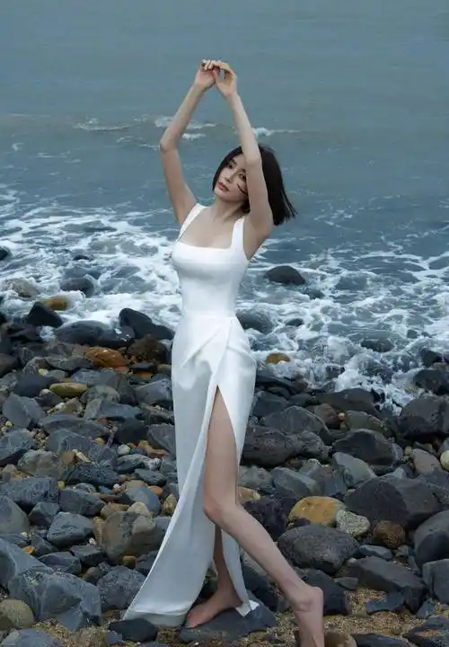 秦岚海边写真大片,身穿白色长裙尽显好身材,是恋爱的状态没错了_姐姐