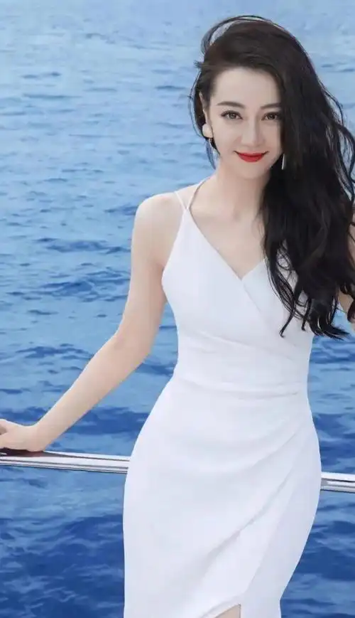 迪丽热巴的造型"真绝"!穿白裙秀身材,细腰长腿超养眼,美呆了