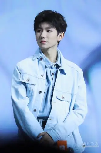 2019tfboys王源 手机新品发布会_高清图片大全-爱豆app