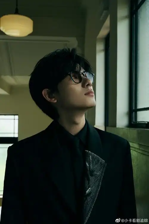 胡先煦黑西装眼镜造型##胡先煦又瘦回来了