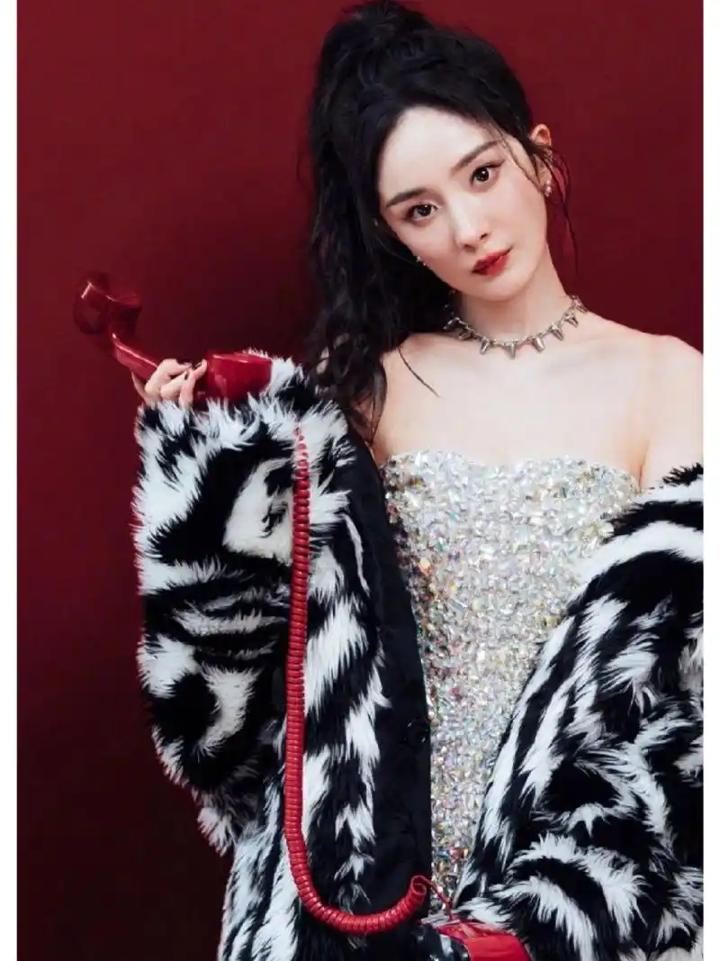 杨幂跨年晚会造型靓丽出圈 杨幂跨年晚会身穿豹纹皮草外套 搭配亮片