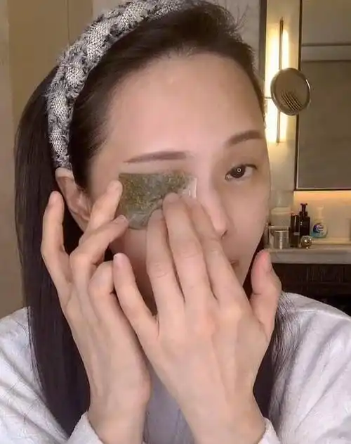 为了更好的给粉丝们演示,伊能静不仅在镜头面前卸妆,而且还将自己的