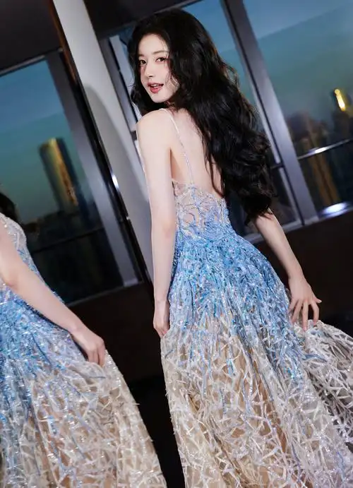 赵露思穿渐变色吊带裙精致优雅 眼神太撩人