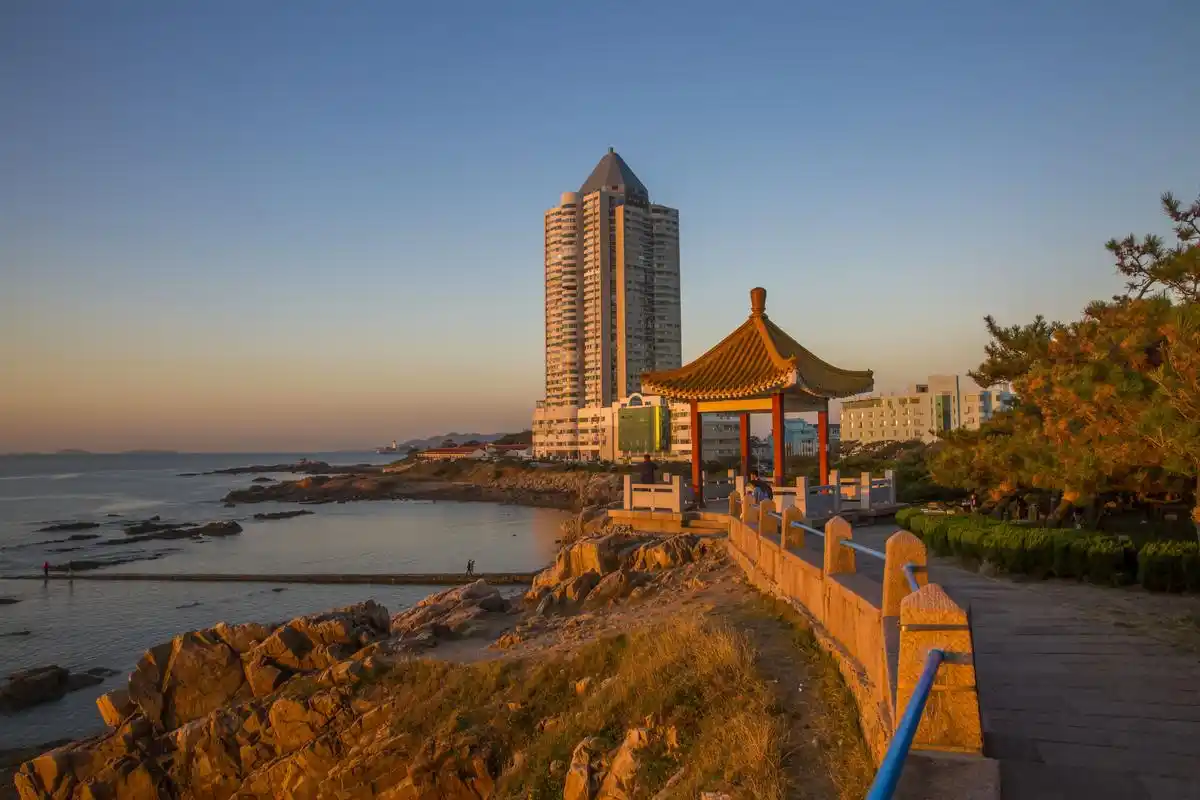 八大关是最能体现青岛"红瓦绿树,碧海蓝天"特点的风景区,位于山东省