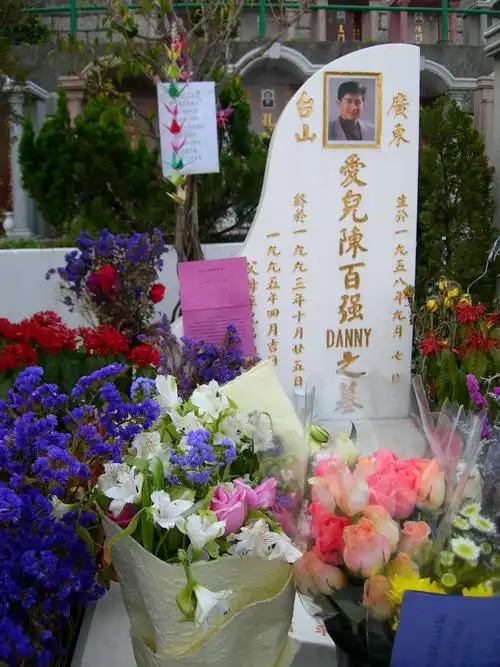 镜头下:陈百强墓地