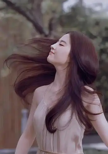 刘亦菲秀发飘飘的一组写真,颜值与气质俱佳