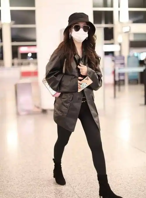 原创霍思燕这次的造型翻车了穿一身奶奶装现身机场看着老了十岁