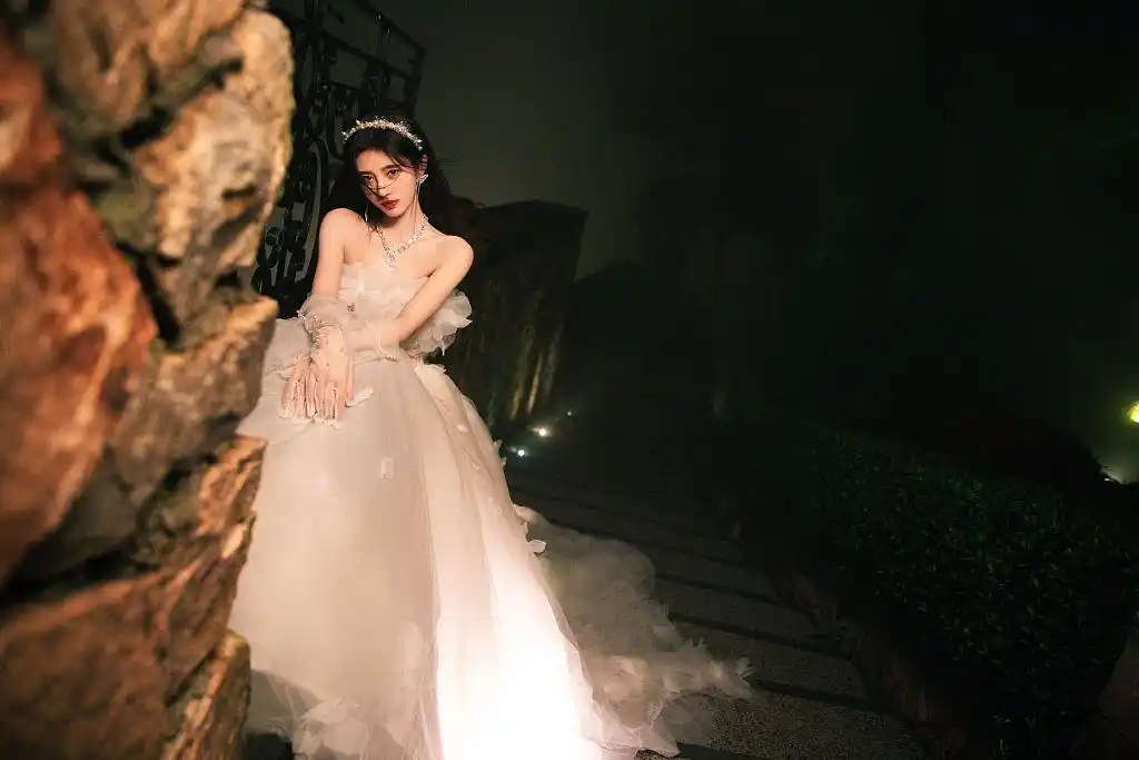 鞠婧祎双面大片氛围感拉满 一黑一白演绎反转魅力