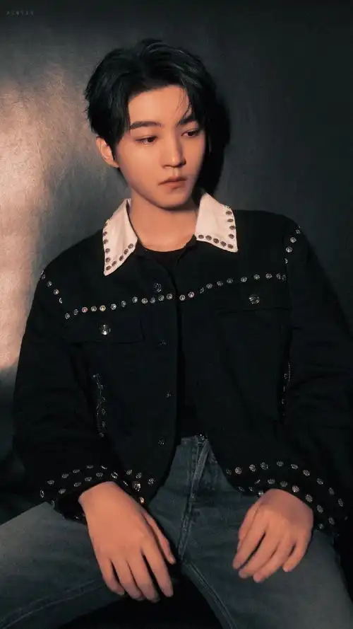 王俊凯黑色工装造型