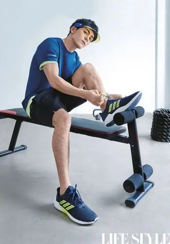 曾舜晞登时尚杂志封面 摩登运动展现全新风格