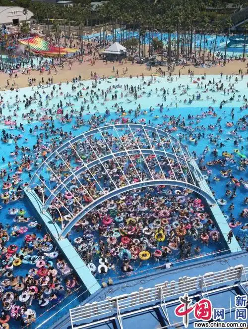 日本一度假村游泳池人满为患!泳圈五颜六色蔚为壮观( 3 / 4 )