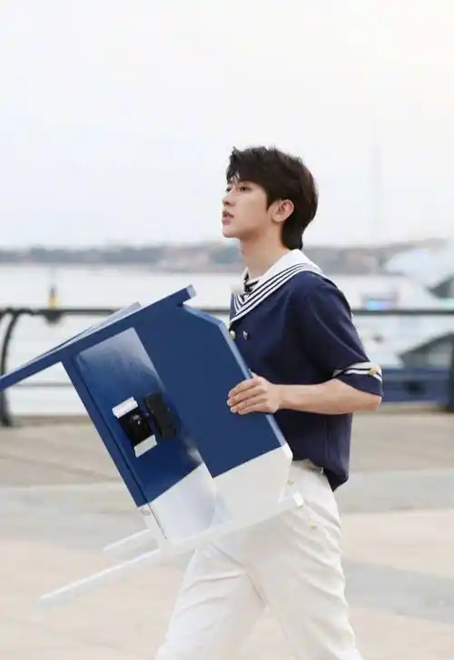 "美少女"程潇玻璃倒影大片,意外撞脸蔡徐坤?