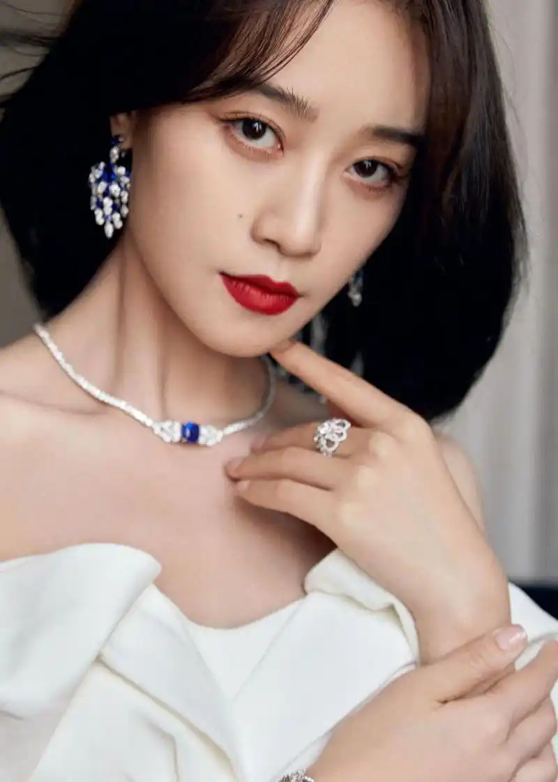 蓝盈莹白色优雅抹胸礼服裙造型组图