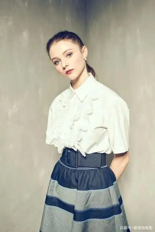 新西兰00后演员托马辛·麦肯齐登上《heroine》杂志新刊封面,为本月底