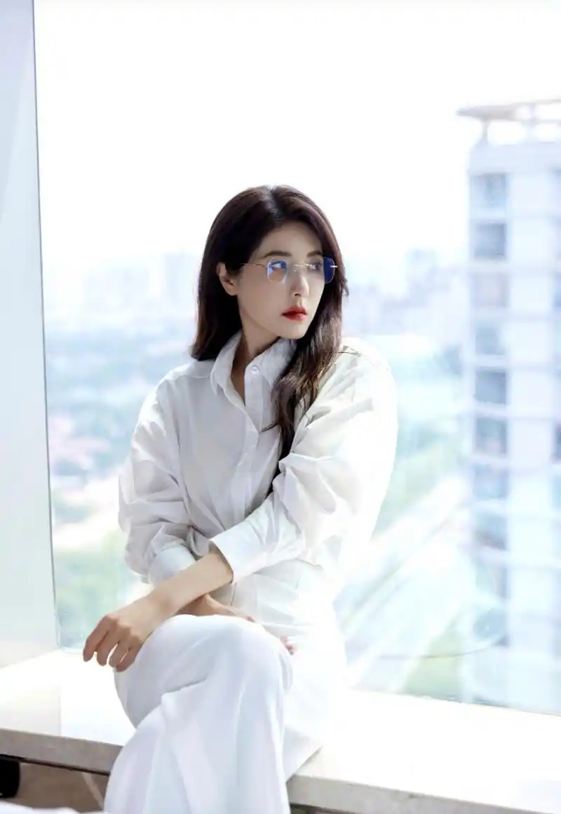 曾黎,戴眼镜的知性美,不戴眼镜的风情万种