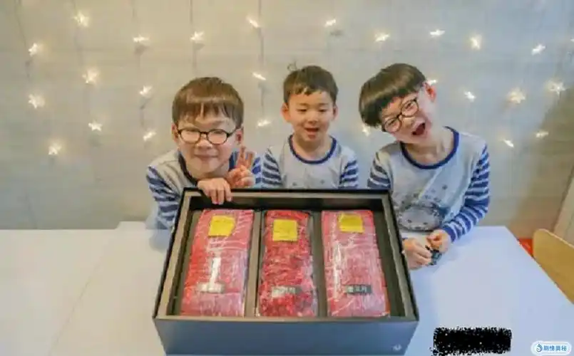 表情包小孩宋民国7岁长这样了,大长腿比例惊人,戴黑眼镜超帅气