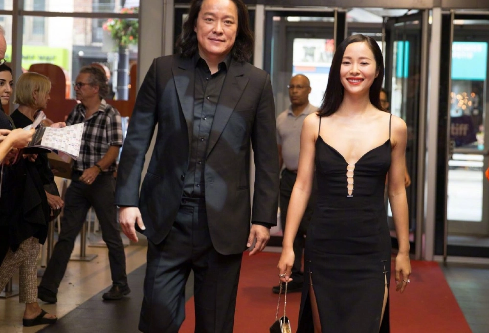 江一燕与赵汉唐看房车靠男方肩膀关系暧昧之前被曝隐婚生子