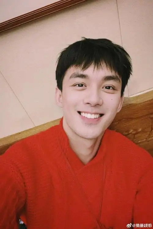 吴磊有一种气血很足的帅#红色毛衣 治愈甜笑,今日份的可爱吴磊请彩照