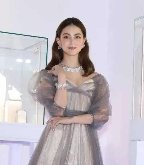 周杰伦偷拍昆凌,高糊镜头难掩妻子美貌,猝不及防撒狗粮_照片_活动