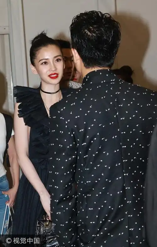 辣妈baby烈焰红唇出席活动大秀玉背 与苏芒,黄轩频热聊显示超好人缘