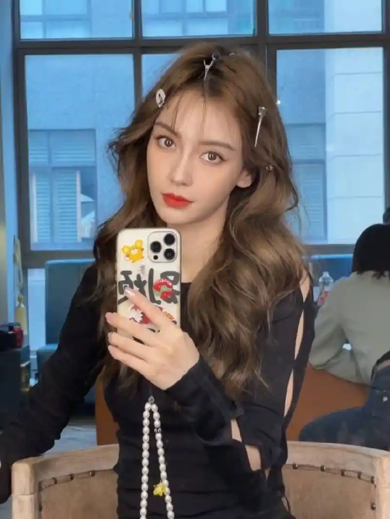 杨颖金色卷发造型五官精致似洋娃娃!美得让人窒息_黑色_自拍_衣裳