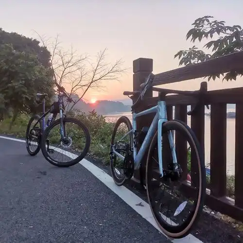 不走出去,哪有什么好风景!#风和自由 #公路自行车 - 抖音