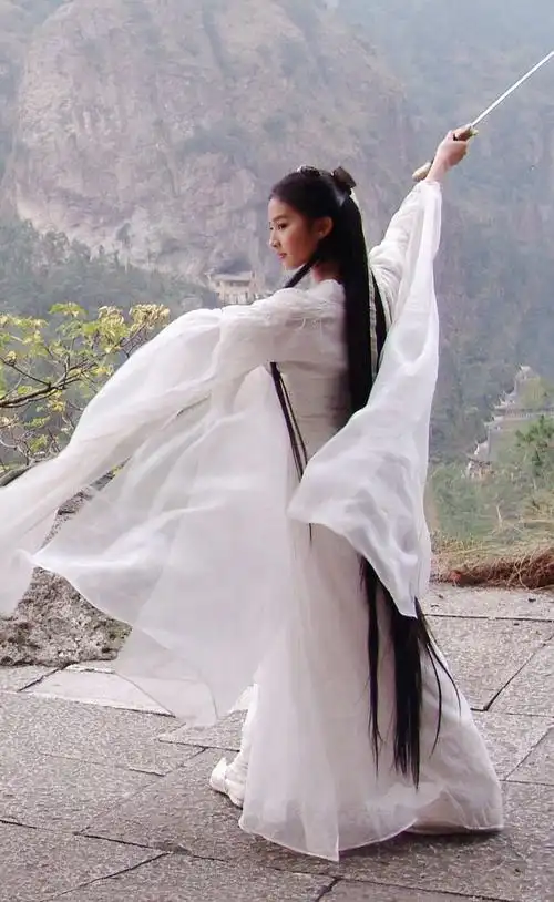 刘亦菲小龙女舞剑幕后花絮图一个集仙气与侠气于一身的女子