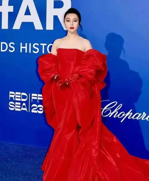 范冰冰戛纳红毯新造型火红礼服妩媚热情的戛纳玫瑰皇后