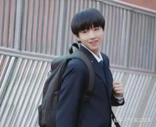 在《小别离》中,王俊凯客串的是温柔又帅气的李想学长,可谓是"人间