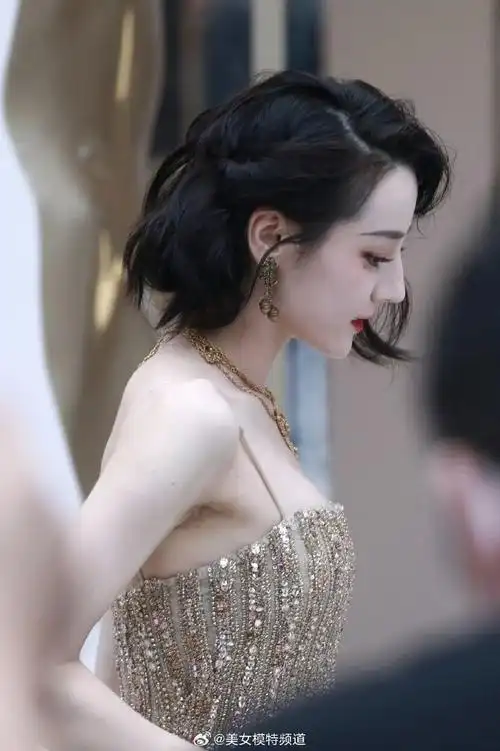 迪丽热巴短发侧颜好美