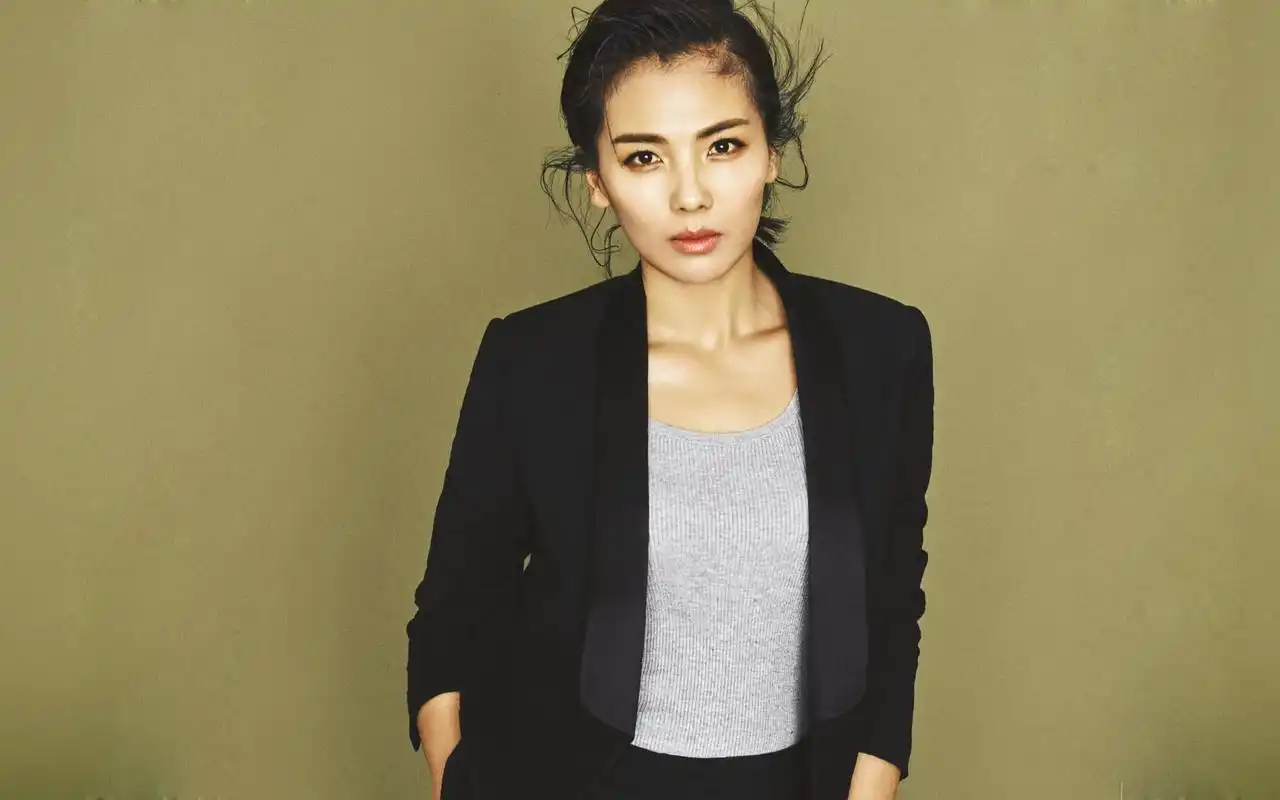 刘涛帅气西装写真电脑桌面壁纸下载1