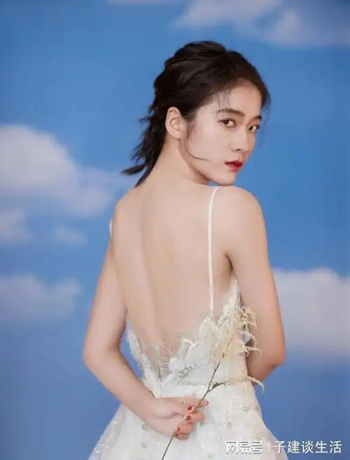 张雪迎如冰雪公主般优雅轻纱吊带裙尽显温柔浪漫美背性感惊艳