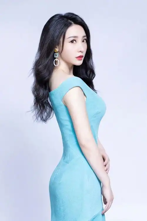 柳岩这胸腰比几个女人不羡慕穿露肩紧身连衣裙曲线玲珑有致