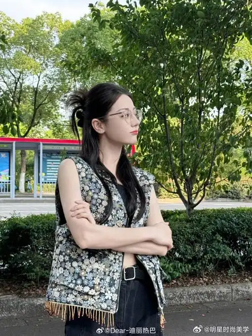 迪丽热巴发了三组迪丽热巴