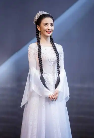 简介:佟丽娅白色民族服装长裙性感活动照图片,分享一组佟丽娅图片给