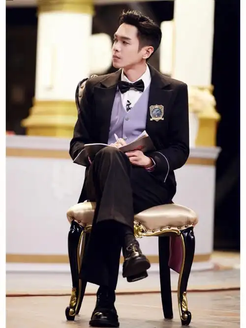 张若昀明星大侦探西装皮鞋黑袜