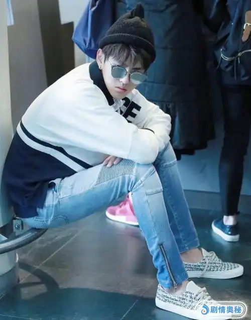 吴亦凡比较喜欢穿这些简单的鞋子,这次他就穿了一件白色的长袖上衣
