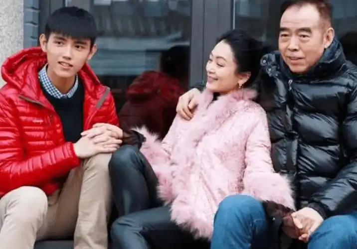 跟儿子陈飞宇同框似姐弟,穿蓬蓬短裙嫩成老少女!_衣服_因为_照片