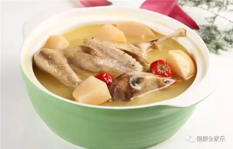 马齿苋15克,冬虫夏草3克,百合25克,石决明15克,丹参10克,鸭肉100克