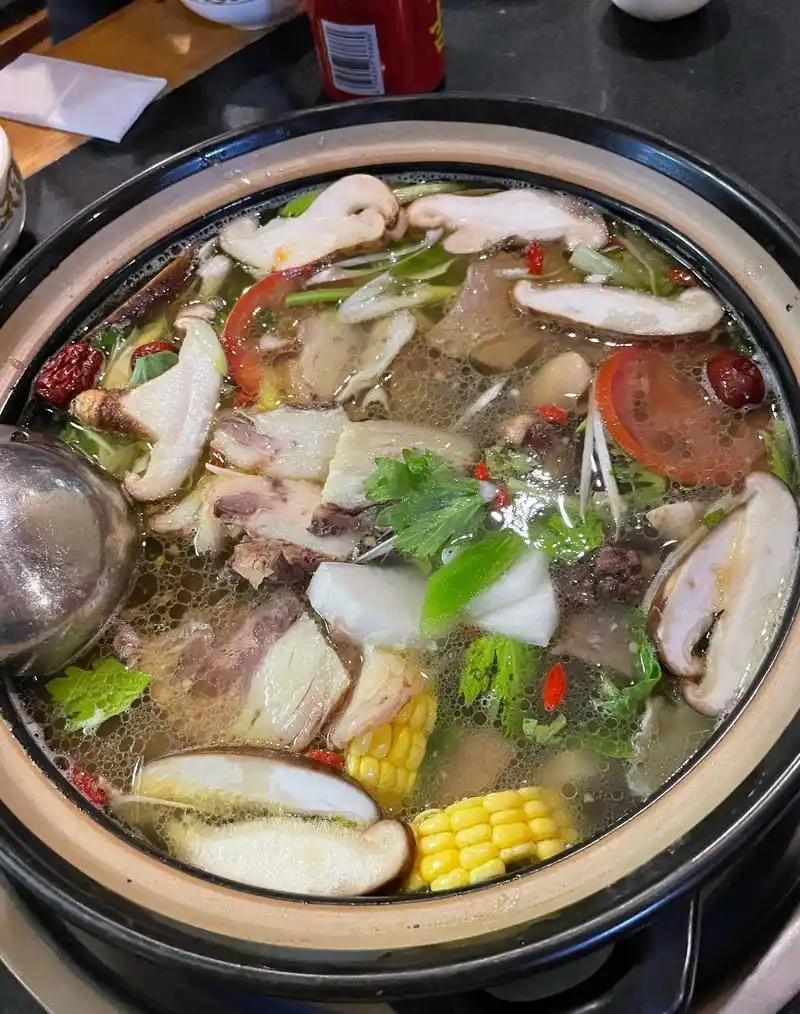 0 98【推荐菜品】 牦牛肉汤锅:这汤锅里头,牦牛肉,牦牛排骨,牦牛杂