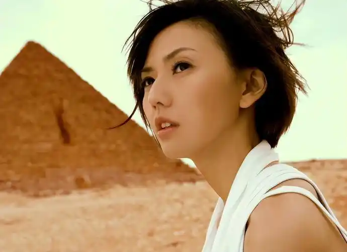 孙燕姿,为北京奥运录制歌曲,多次登上央视春晚,连续五年拿下最受欢迎