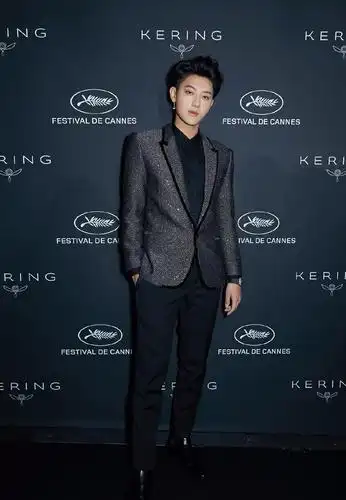 黄子韬白色t恤搭配棕黄色外套可是整体造型却被帽子抢镜