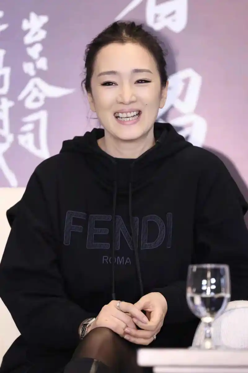 巩俐终于换口红了!穿5千多卫衣气场全开,笑出21颗牙不怕毁形象