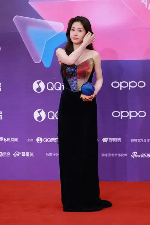 张碧晨在采访中表示后悔没有早点认识武艺,这让不少网友感到惊讶.