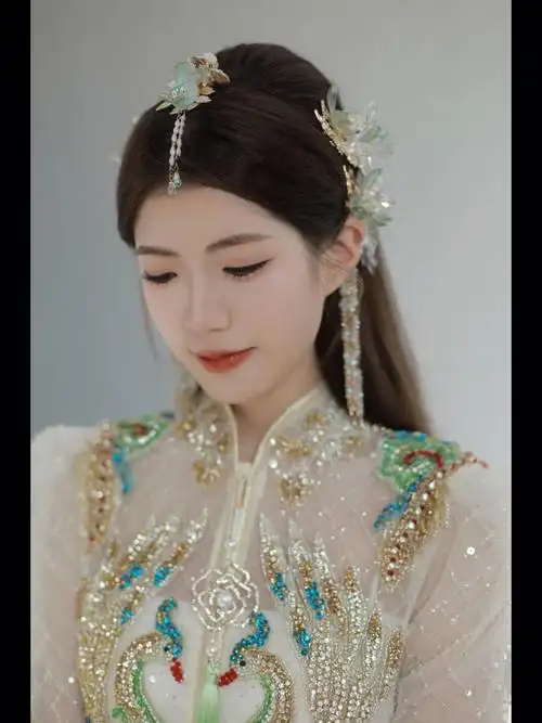 温柔秀气的中式披发造型